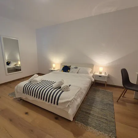 Uptown Apartment *